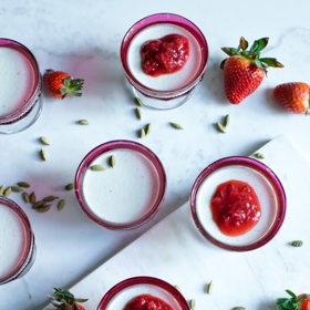 Panna cotta v překladu znamená vařená smetana. Je to klasický italský dezert, který má spoustu variací.