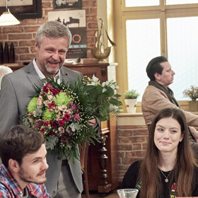 Na oslavu Kristýniných studijních úspěchů bohužel dorazí také Luděk.