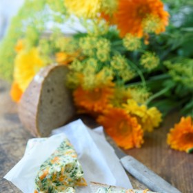 Pomazánku si můžete připravit doma, proč ji kupovat? Stačí tvaroh, bylinky, zelenina, sůl a pepř.