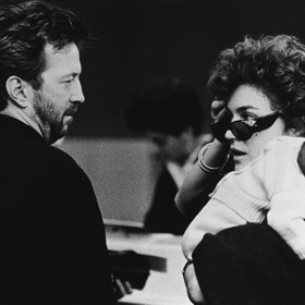 Claptonovi ale ani vztah s Lory moc nefungoval. Jednou prý našel v jejím bytě album plný fotek s různými slavnými muži. Dost ho to zdrtilo.