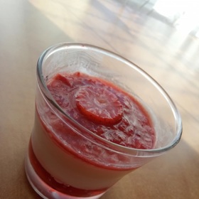 Stejně tak se nemusíte omezovat ani u vrstvení, klidně můžete dát jahody s želé na spodek i na vrch.