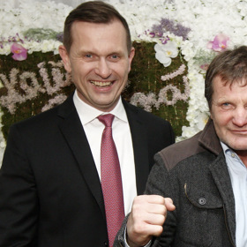 Kdysi uhlazený muž (na snímku s boxerem Rostislavem Osičkou) se nyní často obléká velmi neformálně a rozhodl se opanovat sociální sítě. Stal se z něj, jak tvrdí, influencer.