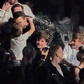 Během koncertů nezapomene Leoš Mareš dojít své syny políbit do publika.