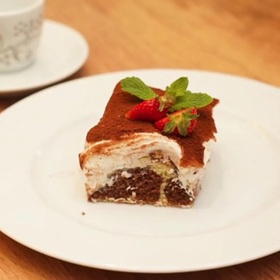 Propadlou pudinkovou buchtu lze také dozdobit jahodami, těch není nikdy dost.