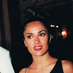 V roce 1997 zavítala do Varů Salma Hayek. Všechny zaskočila polibkem, kterým obdarovala režiséra Jiřího Menzela.