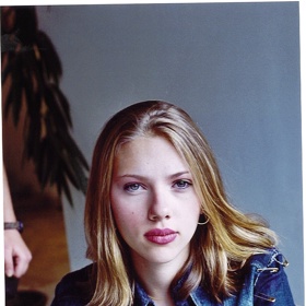 Krásná, ale tehdy ještě neznámá šestnáctiletá herečka Scarlett Johansson se ve Varech objevila v roce 2001. A takhle jí to slušelo!