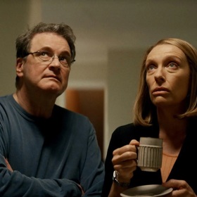 Kathleen najdou v bezvědomí pod schodištěm. Už jí bohužel není pomoci...