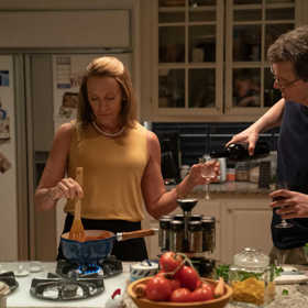 Schodiště: Michael Peterson (Colin Firth) a jeho druhá manželka Kathleen Peterson (Toni Collette) vedou klidný život. On píše knihy, ona je úspěšná manažerka a žena oblíbená nejen rodinou, ale i okolím.