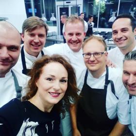 Markéta Hrubešová se setkala s řadou známých šéfkuchařů, včetně Marka Raditsche (třetí zleva).