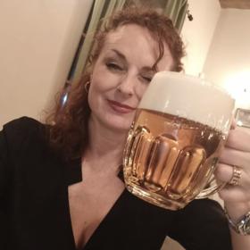 V jedné kuchařce se Markéta Hrubešová věnuje speciálně pivu. Tradiční recepty á la buřty na tomto hořkém moku v ní ale nenajdete. Těšit se můžete na mnohem originálnější kombinace.