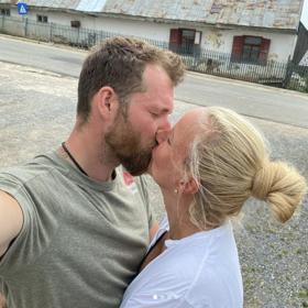 Ač je manžel Josef velmi zručný, nemá na práci na domě moc času. Na šperk, který jí spadl do umyvadla si musela počkat pár týdnů.