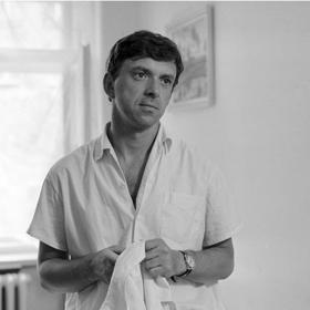 Sanitka: Personál pražské záchranné služby je připraven pomoci všem lidem v ohrožení života. Ale i muži a ženy v bílém musí řešit své vlastní problémy.