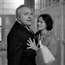 Kromě Pavla Zedníčka si v seriálu Sanitka zahrálo více než 130 herců. Natáčelo se v průběhu roku 1984. Na snímku Josef Karlík a Zdena Hadrbolcová.