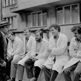 Petr Nárožný si sice zahrál milovníka psů, ale má k nim velký respekt. A jako by to hafani přítomní na place poznali. Produkce mu raději mazala pracovní plášť špekem a zašívala do něj salámy.