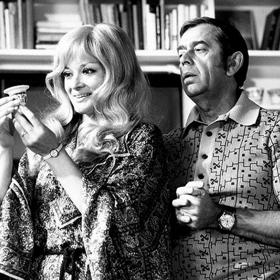 V době natáčení komedie Hodíme se k sobě, miláčku...? byl Vlastimil Brodský s Janou Brejchovou ženatý již deset let.