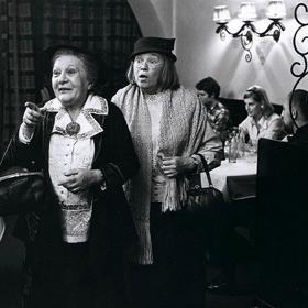 Drahé tety a já: Fany (Nataša Gollová) a Andělka (Eva Svobodová) jsou trošku bláznivé a rády si hrají na vyšetřovatelky. O zábavu tak není nouze.