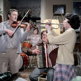 Dynastie Nováků: Všichni členové této železničářské rodiny drží pevně pohromadě. Přesto se musí potýkat s problémy, které do jejich osudů vnáší život.