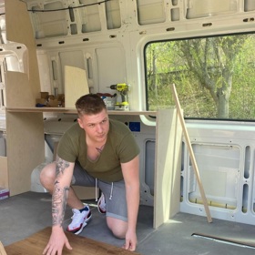 V rozhovoru pro Lifee.cz říká, že ji celá stavba vyšla na 400 tisíc korun.