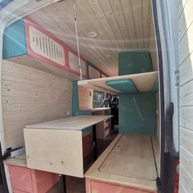 Interiér obytného vozu je vybarven do růžovo-modrých odstínů a syn Kryšpín je prý z holčičího stylu lehce nesvůj.