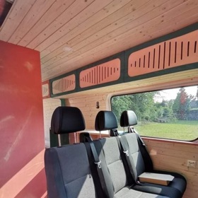 Děti z okolních obytných vozů prý ale modelce vybavení jejího domečku na kolečkách chválí.