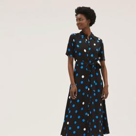 Puntíkované košilové midi šaty s páskem. Marks&Spencer, 1499 Kč