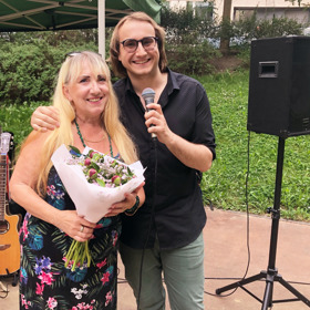 V rámci programu zde pro seniory pravidelně vystupují známé osobnosti, například zpěvačka Hana Lounová.