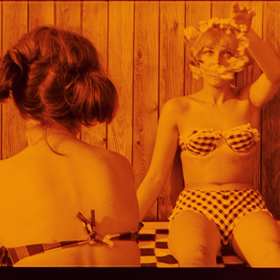 Dvě naivní a rozpustilé dívky, krásné a prázdné jak dvě panenky, se nudí životem.