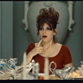 Vrcholnou scénou je, když se vkradou na připravenou opulentní hostinu.