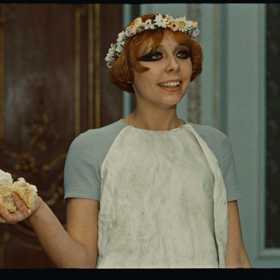 Připravenou obří tabuli děvčata zpustoší jak divá zvěř.