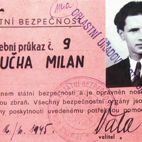 Každý estébák měl k dispozici průkazku. Tato patřila nechvalně proslulému Milanu Moučkovi, který vyslýchal i Miladu Horákovou.