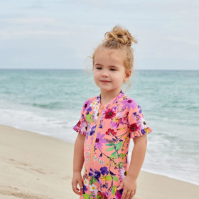 Jednodílné plavky s krátkým rukávem a nohavičkami. NEXT, 530 Kč. 