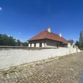 V domě prý straší, ale herečka už to ani nevnímá. 