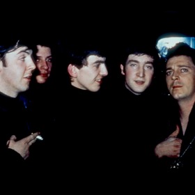 Beatles, kluci z Merseyside: Dokument mapuje začátky slavné hudební skupiny. Zde jsou ještě s původním bubeníkem Petem Bestem.