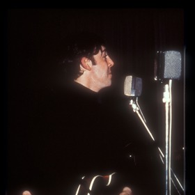 ...který do své skupiny The Quarrymen zlákal Paula McCartneyho.