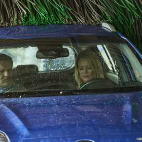 Blanka vymyslí na rozloučenou návštěvu autokina a stráví spolu celý den. Pohodu nenaruší ani fakt, že zůstanou trčet v automyčce.