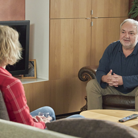 Lumír plánuje večeři s Kateřinou a hledá někoho, kdo vezme Lexíka do kina, aby měl volný prostor.