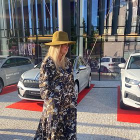 Jen co vidím červený koberec, mám hlavu svěšenou a stydím se.