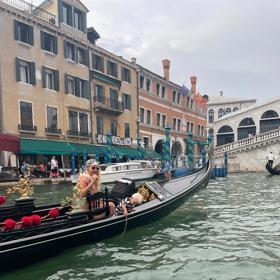 Jsem zvědavá, jestli dostanu na gondolu Kubu, protože to je asi dost romanticky trapný.