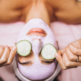 Skvěle na spálenou pokožku fungují chladivé masky z mléčných výrobků, obklady z okurek, gel z aloe vera...