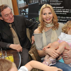 Karel Gott se svou ženou Ivanou a malou dcerkou.