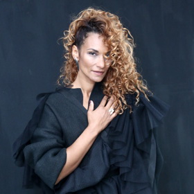 Lejla Abbasová také říká, že se pro její vlasy nehodí používat gel, proto je krotí pěnou, která je tolik nezatěžuje.