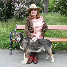 Eva Holubová má ráda psy, s tímhle chlupatým fešákem zapózovala pro kalendář Gump.