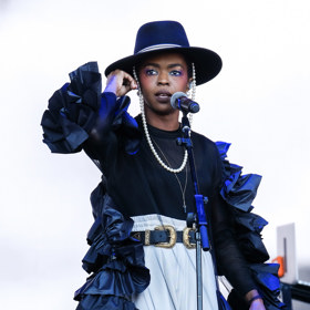 Šest dětí porodila i americká zpěvačka Lauryn Hill (47). Pět z nich - Ziona (25), Selah (23), Joshuu (20), Johna (19) a Sarah (14) - si pořídila s Rohanem Marleym, synem slavného reggae muzikanta Boba Marleyho. V lednu 2011 pak porodila syna Micaha. Kdo je jeho otcem, Lauryn tají.
