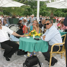Vendula Pizingerová, tehdy Svobodová, ve Varech pořádala dražby pro svou nadaci Kapka naděje. 