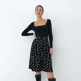 Puntíkovaná midi sukně. MOHITO, 499 Kč. 