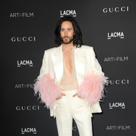 Ani třásně a flitry nejsou tomuto herci cizí. 