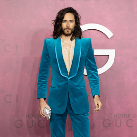 Herec Jared Leto se toho opravdu nebojí. Výrazné obleky jsou jeho velkou vášní. 