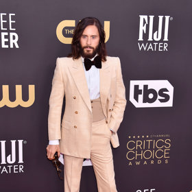 Pokud zvolí oblek méně nápadných barev, vždy celý outfit doplní alespoň nevšedními botami. 