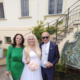 Na svatbě nechyběli Moniky rodiče, kteří jsou v báječné kondici.