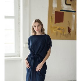 Modré designové šaty z příjemného a velmi lehkého antibakteriálního materiálu v designu od návrhářky Lady Vyvialové. NanoSPACE, 3599 Kč